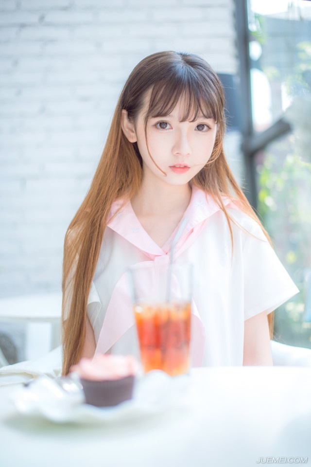 小乔没有回答，只是倔强的看向吕布。